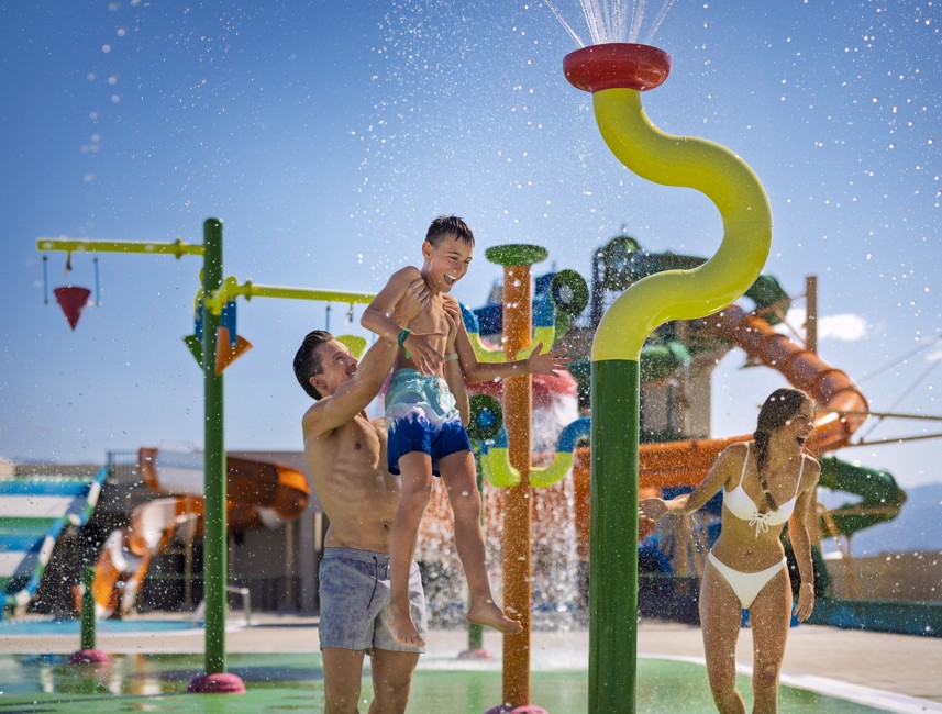 Familie hat Spaß im Aquapark des Avalona Resorts