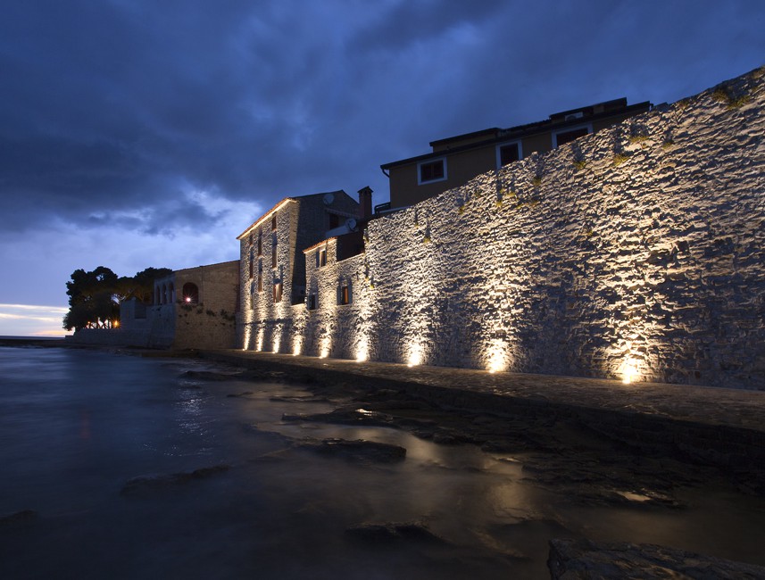 Zidine grada Novigrada blizu mora