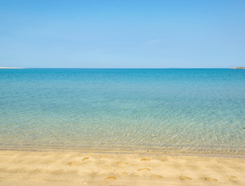 La spiaggia nella città di Pag offre un facile accesso ai servizi della città, rendendola un luogo comodo e rilassante dove trascorrere una giornata al mare.