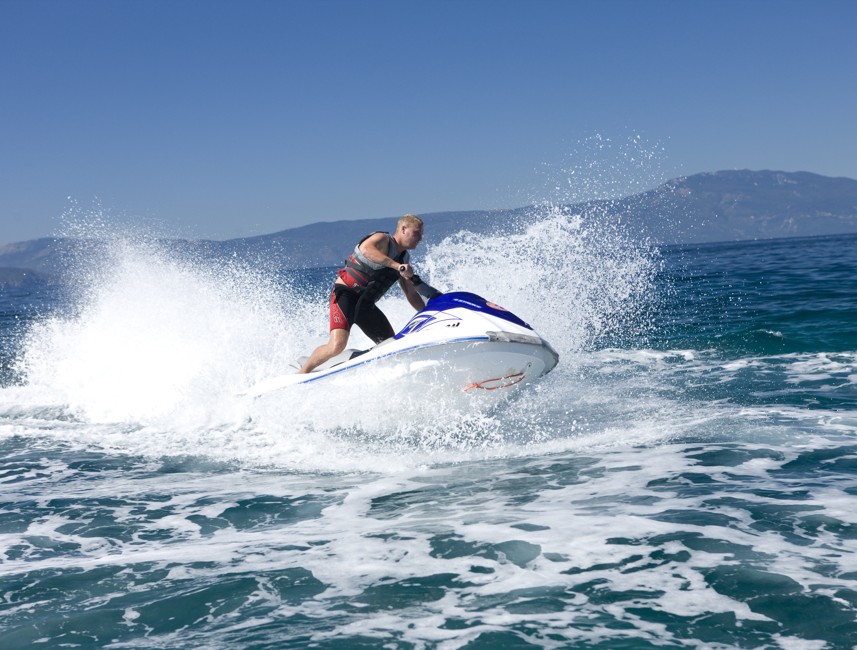 Ein aufregender Jetski-Ausflug über die Wellen mit einer malerischen Kulisse in der Nähe des Aminess Style Camping Atea Resort in Njivice.