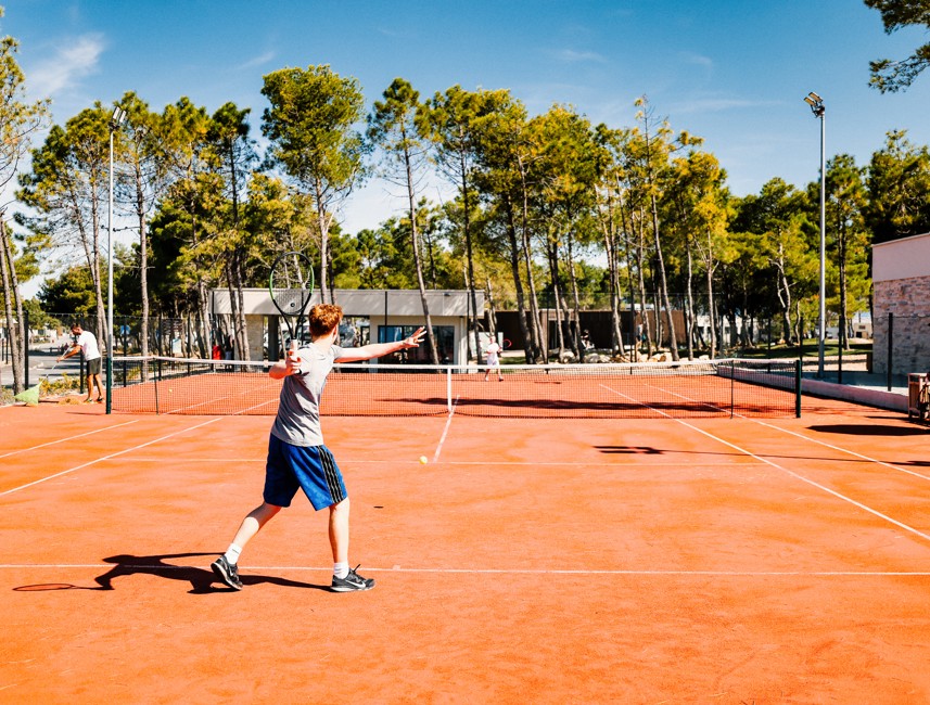Gäste spielen Tennis im Aminess Style Camping Avalona Resort.