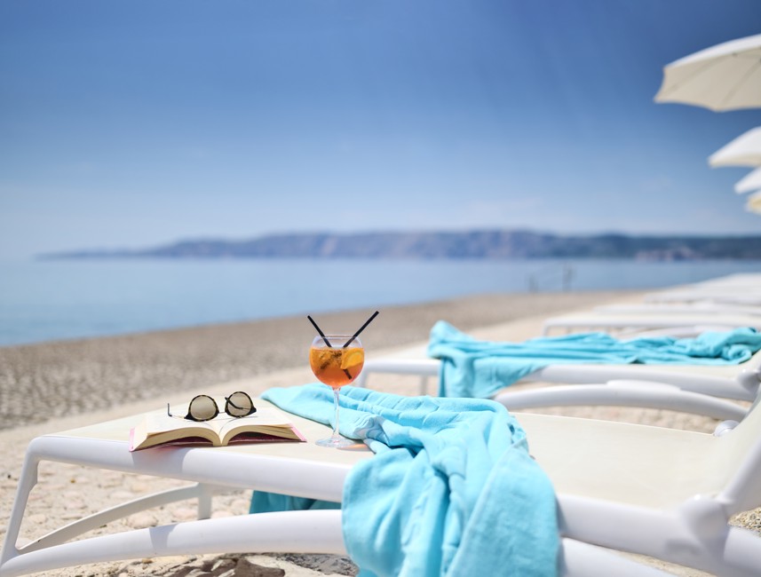 Aminess Vival Lišanj Familienhotel mit Blick auf das Adriatische Meer, mit seinem lebendigen Strand und malerischer Umgebung.