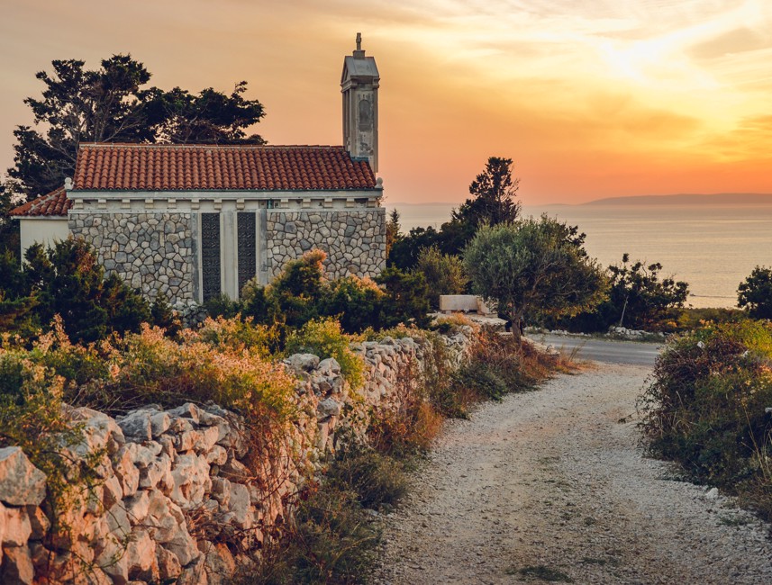 Le strade medievali di Pag ospitano numerose chiese storiche, ognuna racconta la storia dell'evoluzione religiosa e culturale dell'isola.