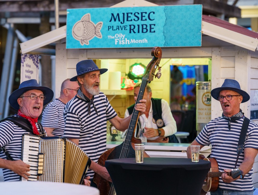 Događaj Mjesec masne ribe u Crikvenici s glazbenicima koji nastupaju u mornarskim kostimima.