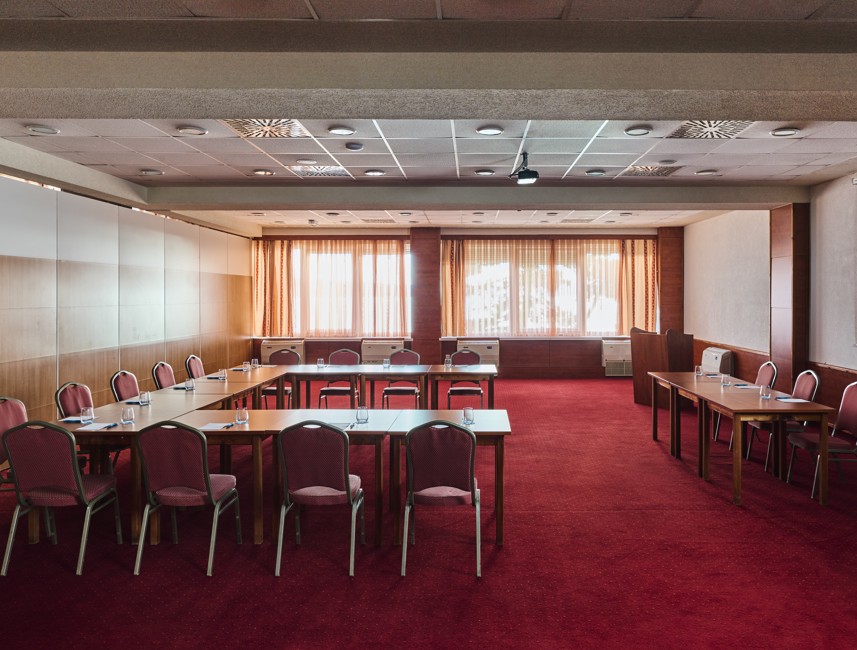 Sala congressi presso l'hotel Mediteran Maradiso di Aminess organizzata in una disposizione a forma di U per riunioni o presentazioni.