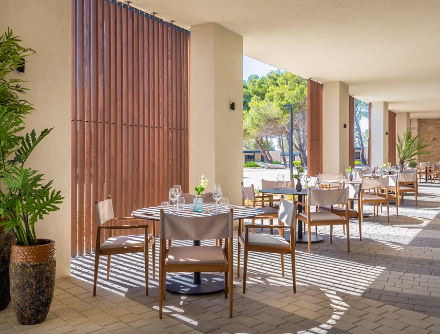 Aminess Loop restaurant buitenterras in een zonnige mediterrane sfeer.