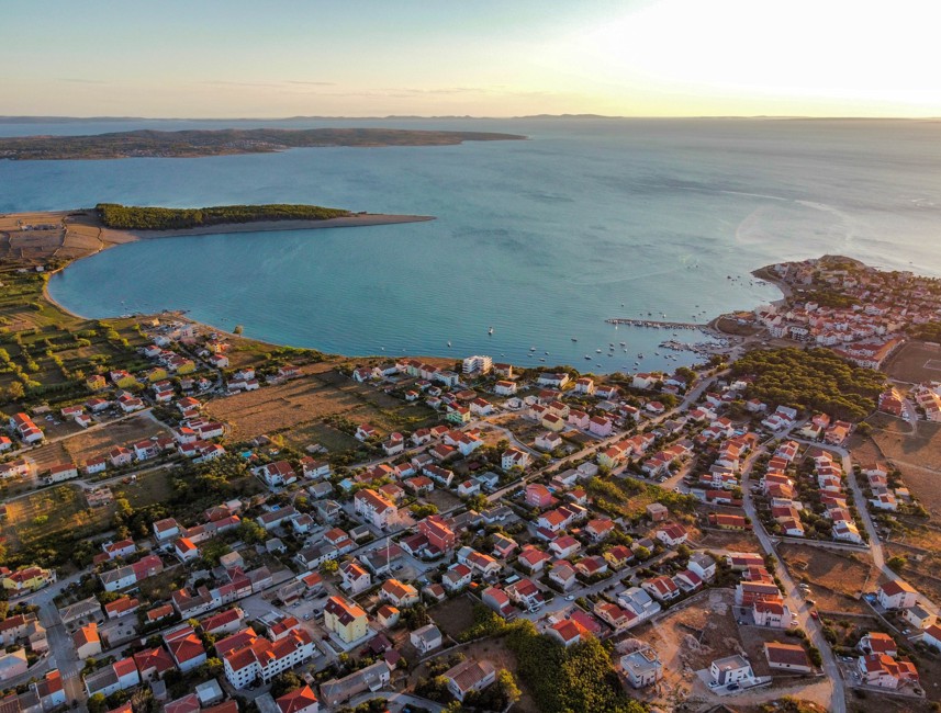 Pag è una destinazione popolare per gli amanti della natura, con la sua flora e fauna diverse che offrono un tranquillo rifugio.