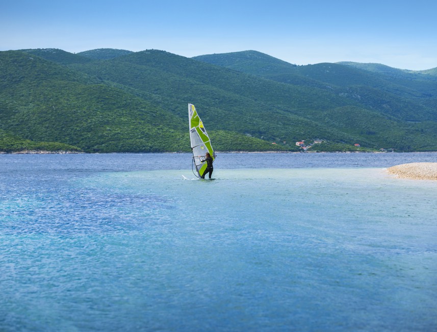 Ein Windsurfer genießt die Brise in Viganj in der Nähe des Aminess Maradiso Casa Bellevue.