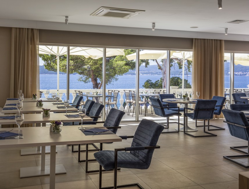 Eleganten in moden interier prostora za sedenje v restavraciji hotela Aminess Younique Bellevue.