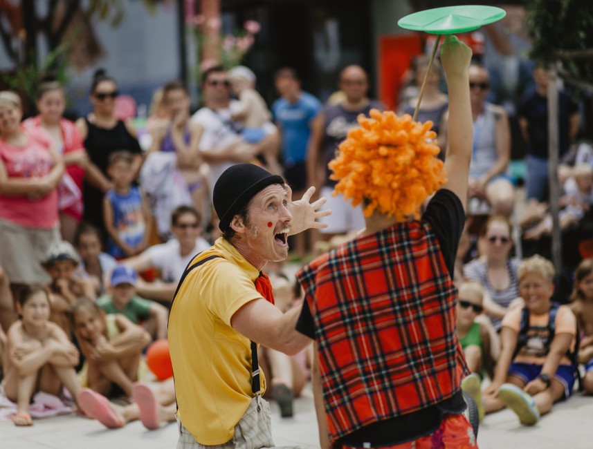 Ulični mađioničari nastupaju tijekom događaja u Novigradu