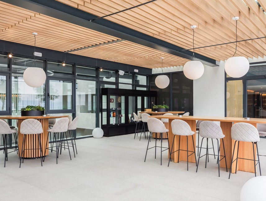 Tavoli di fronte al ristorante presso l'hotel Aminess Laurel Khalani.