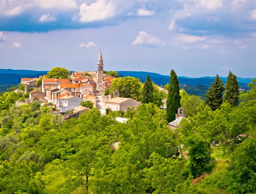 Slikovit pogled na istarski grad u brdima