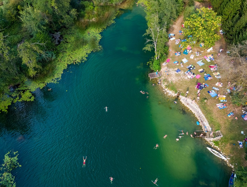 Luchtbeeld van zwemmers langs de rivier Mreznica en natuurlijke zwemplek foto Goran Safarek