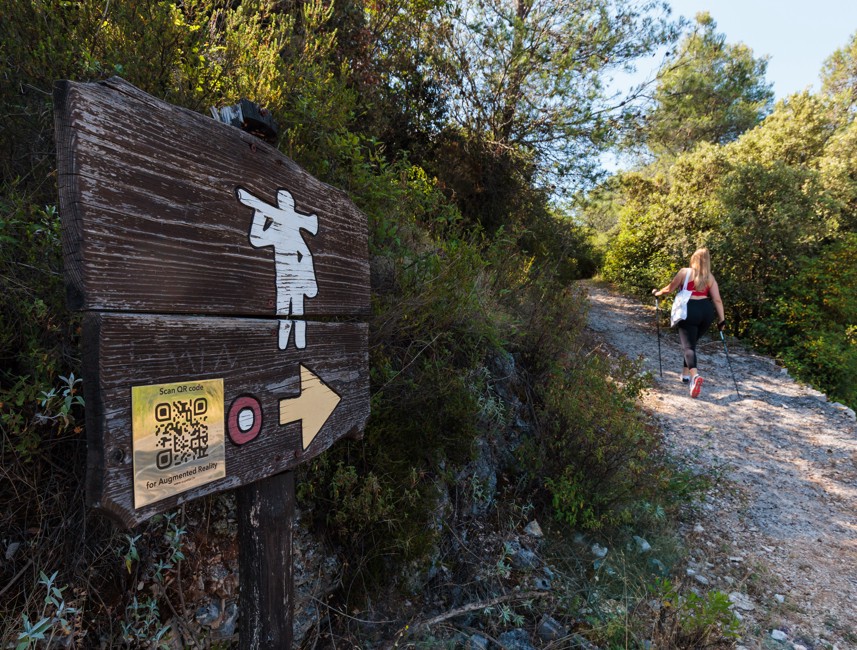 Sentiero panoramico per escursioni sull'isola di Brač, Croazia, circondato da un terreno accidentato, vegetazione mediterranea e splendide viste sulla costa.