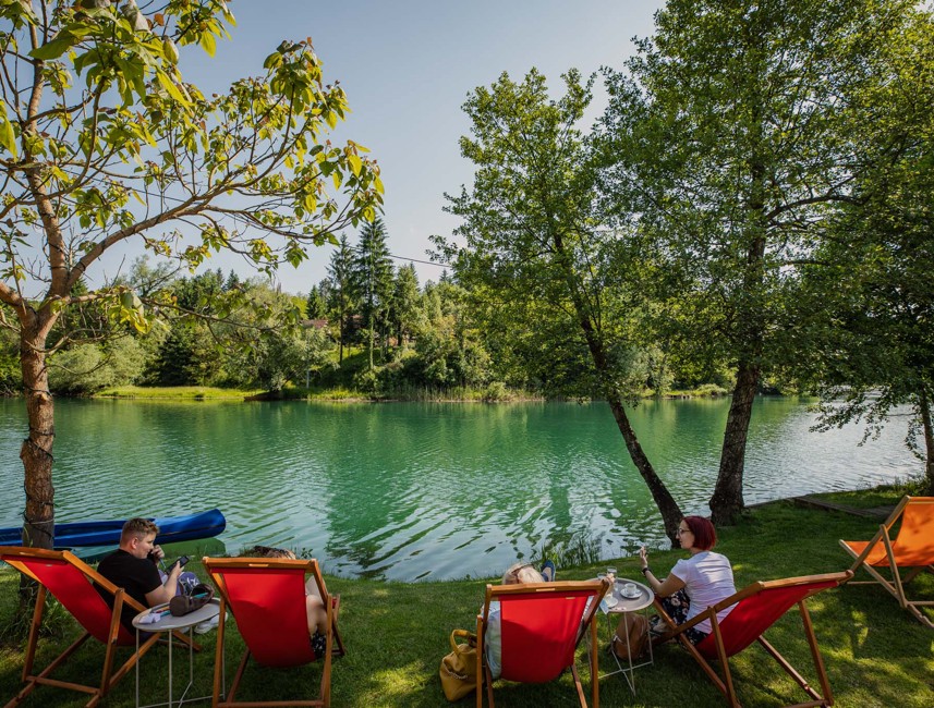 Ontspannen aan de rivier Mreznica op ligstoelen in de natuur met uitzicht op het water