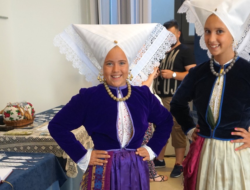 Il Pizzo di Pag, noto come Paška čipka, è un simbolo della ricca eredità culturale dell'isola, noto per i suoi intricati modelli e la pregiata maestria, che sono stati perfezionati dagli artigiani locali per secoli.