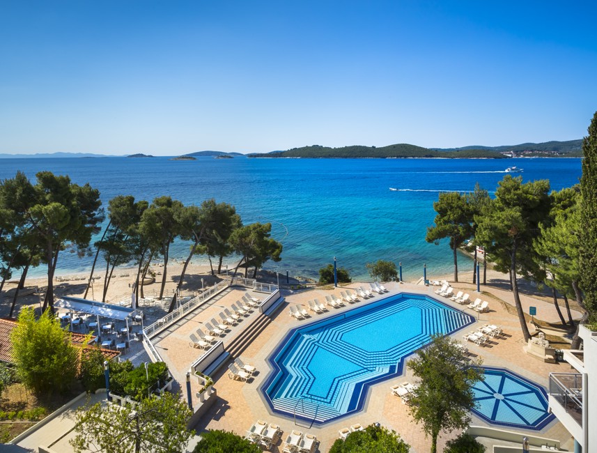 Pogled iz zraka na bazen hotela Aminess Vival Grand Azur na osupljivoj lokaciji s pogledom na more.