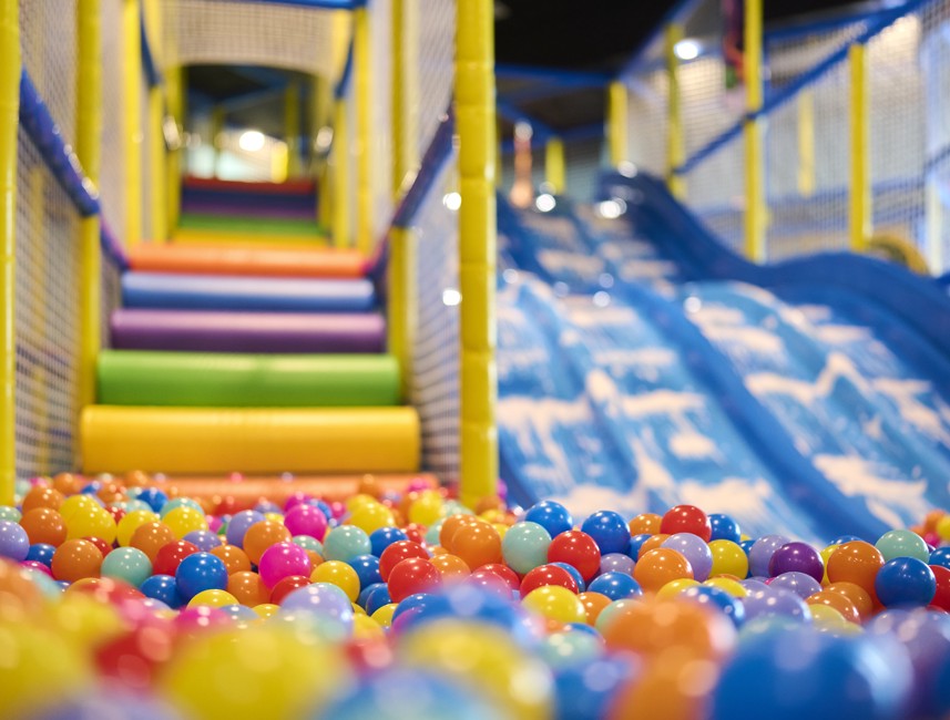 Bunte Rutschen und Ballgrube im Aminess Vival Casa Lišanj, bieten Spaß und Unterhaltung für Kinder in Novi Vinodolski.