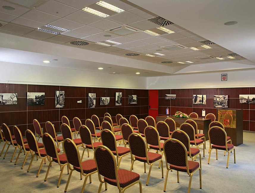 Prostoren kongresni prostor z urejeno razporejenimi stoli in opremo za predstavitve, namenjen poslovnim dogodkom, sestankom in konferencam v Maradiso Marko Polo by Aminess na Korčuli