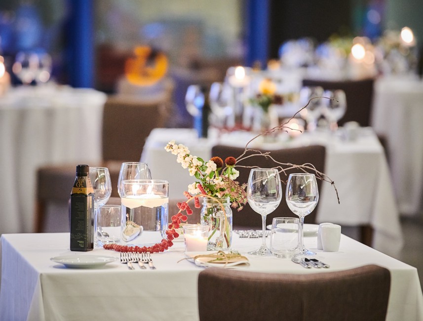 Stol postavljen za goste restorana Aminess