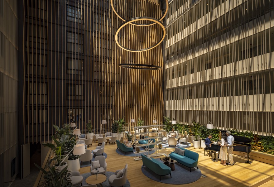 Elegantni hotelski atrij Aminess Hospitality Groupa s lounge zonom i prirodnim svjetlom.