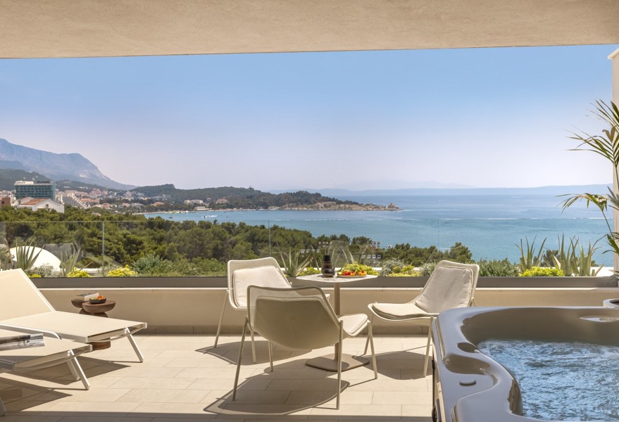 Luksuzna hotelska terasa s panoramskim pogledom na more i obalu.