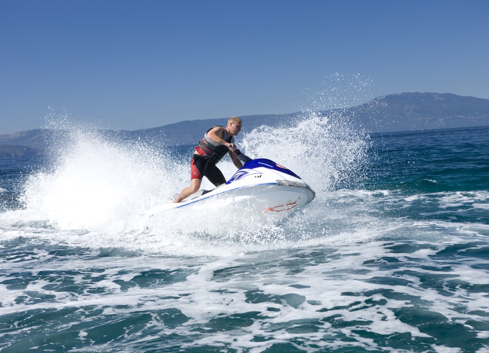 Jet ski avontuur in Njivice, Krk in de buurt van Magal Maradiso Hotel door Aminess.