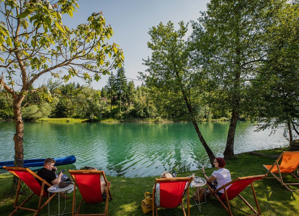 People relax in deck chairs by the Mrežnica, source Turistička zajednica Karlovačke županije.