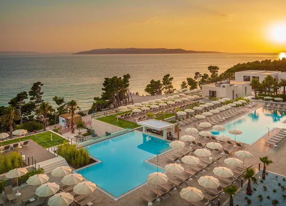 Tramonto mozzafiato di fronte all'hotel Aminess Laurel Khalani a Makarska.