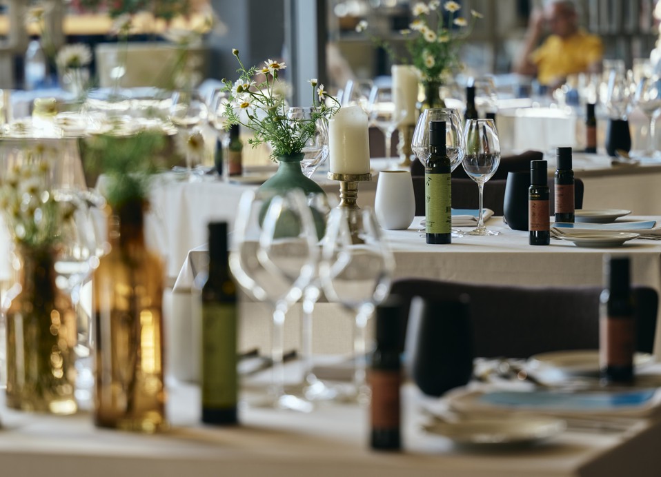 Vergal olijfolie op de tafel bij Aminess Maradiso Hotel Laguna, Novigrad Kroatië