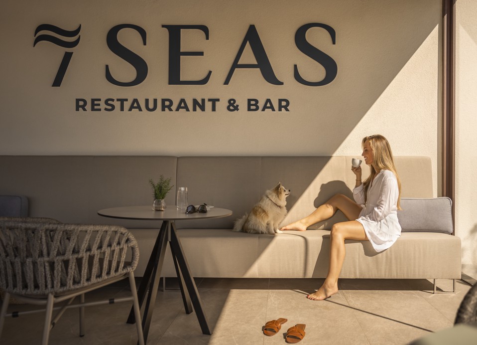 Opustajuća atmosfera u lounge baru 7 Seas Restaurant & Bar blizu hotela Veya Maradiso by Aminess.