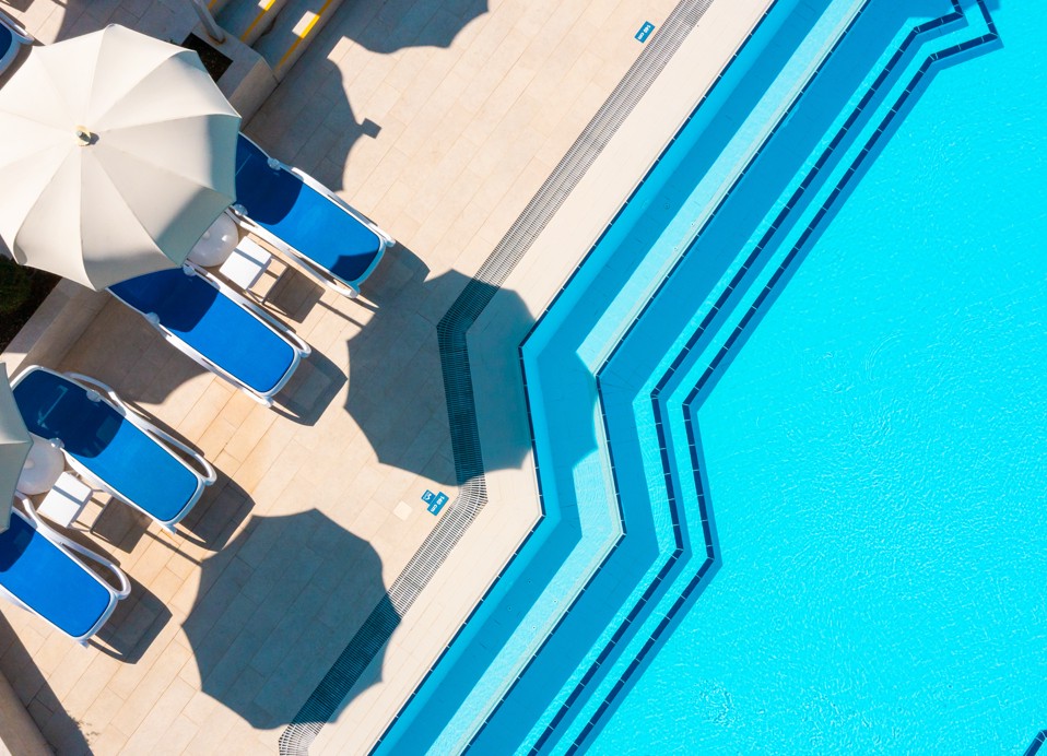 Luftaufnahme des Aminess Vival Grand Azur Hotel Pools.