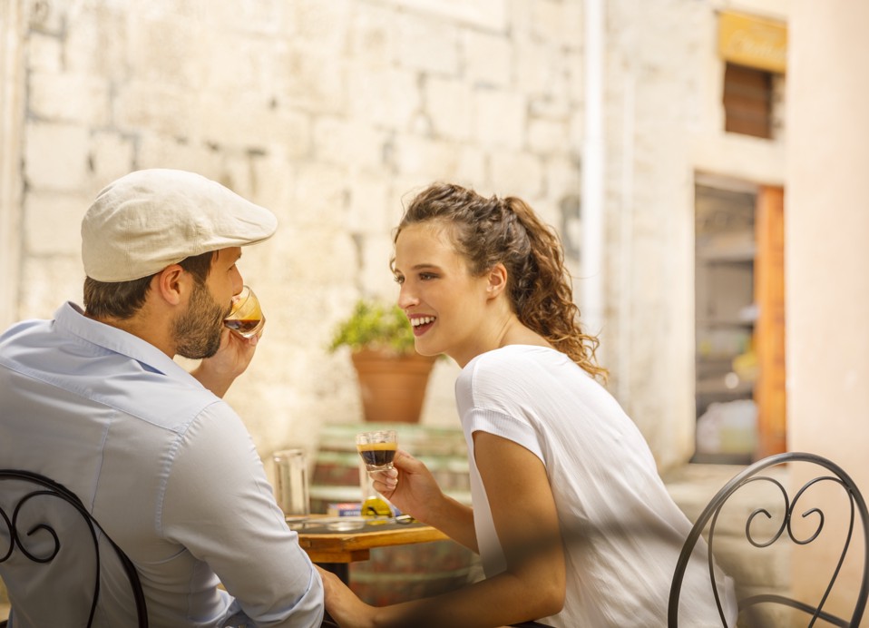 Par uživa u kavi u uskim tradicionalnim mediteranskim ulicama u Orebiću, Hrvatska, blizu Aminess Maradiso Casa Bellevue.