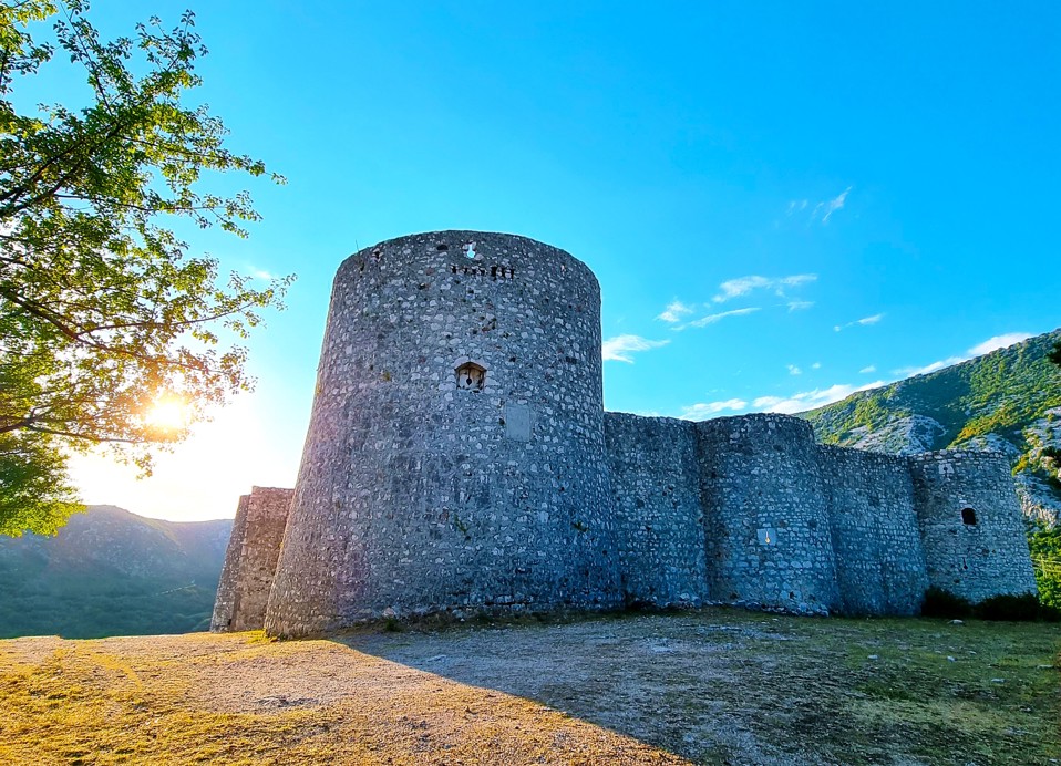 Castello storico di Drivenik vicino all'Aminess Younique Narrivi Hotel durante un tramonto vibrante, che mette in mostra il suo patrimonio culturale.