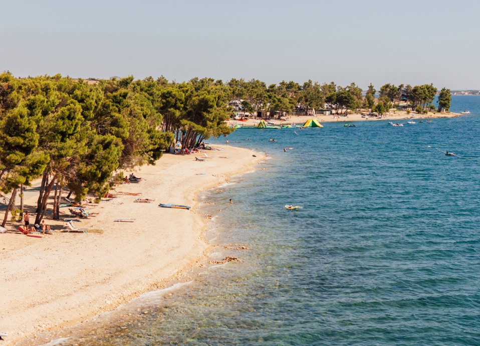 Strand in der Sonne und sauberes Meer beim Aminess Style Camping Avalona Resort