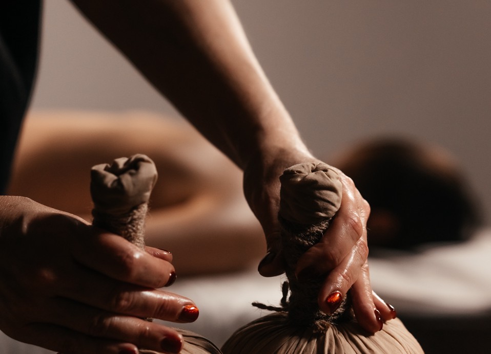 Masaža z zeliščnimi obkladki v wellnessu in spa centru hotela Aminess