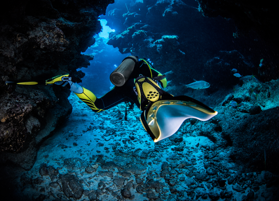 Duiker die onderwater verkent in Njivice dichtbij Aminess Younique Gaia Green Villas.