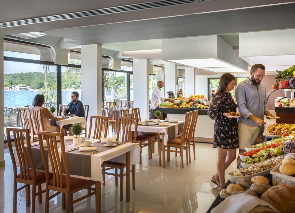 Gosti uživaju u očaravajućem doručku na bifeu u svijetlom i dobrodošlom prostoru za objedovanje u hotelu Veya Maradiso by Aminess.