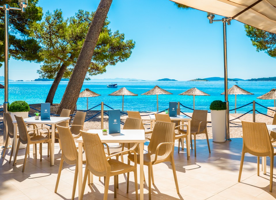 Terrasse der Bar und des Restaurants mit Blick auf den Strand im Aminess Vival Grand Azur Hotel.