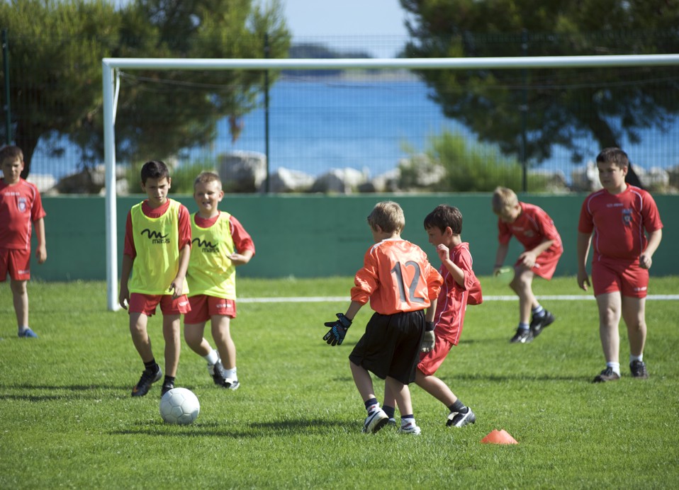 Bambini che giocano a calcio presso l'Aminess Maradiso Hotel Laguna, Novigrad Croazia