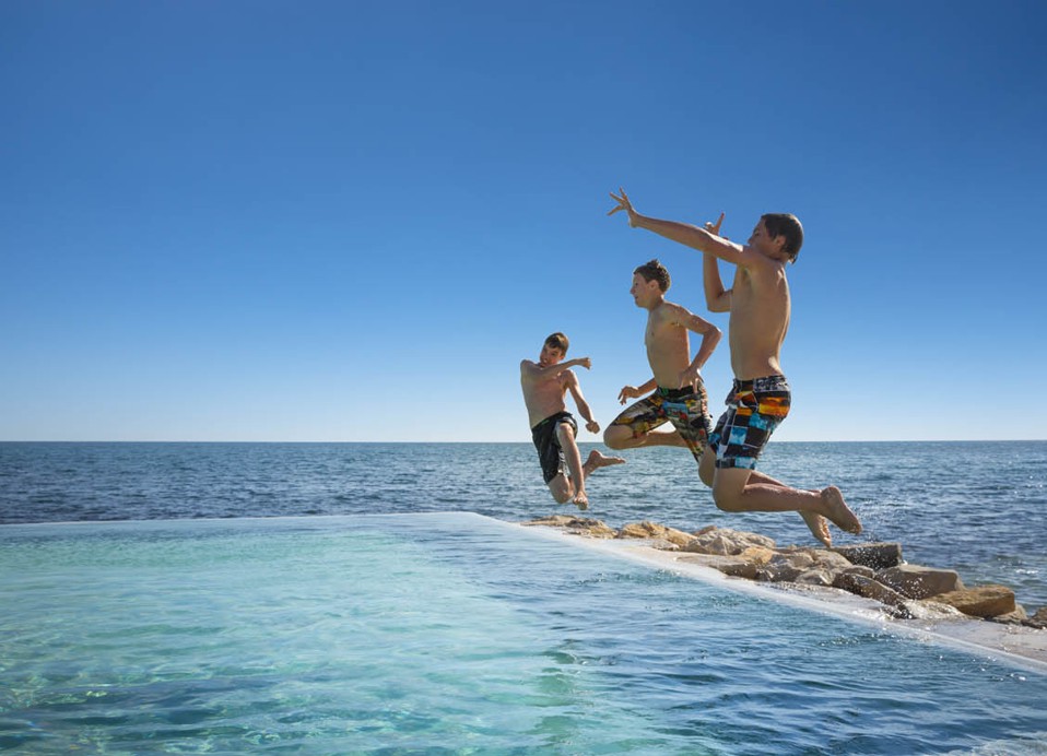Djeca skaču u infinity bazen.