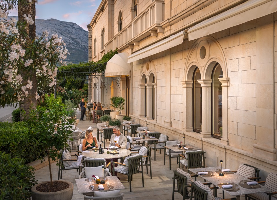 Una coppia cena sulla terrazza Seven Seas dell'Aminess Younique Korcula Heritage Hotel.
