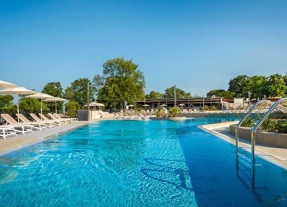 Vista della piscina con lettini e ombrelloni presso Aminess Planet Camping Maravea Resort, Novigrad Croazia