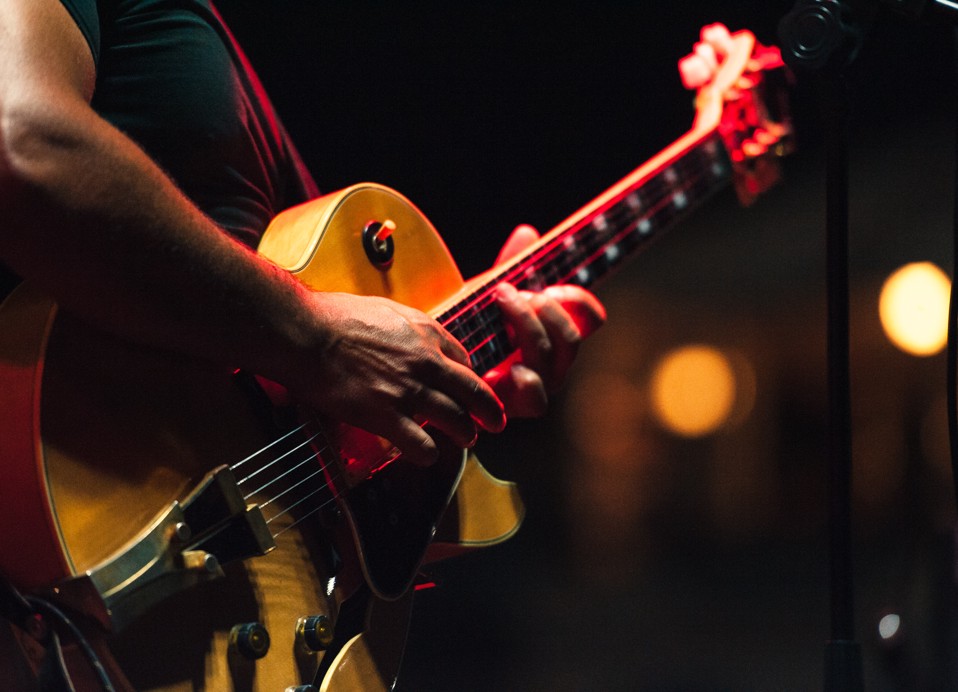 Ein abendliches Akustikgitarrenkonzert für Gäste im Aminess Younique Bellevue Hotel.