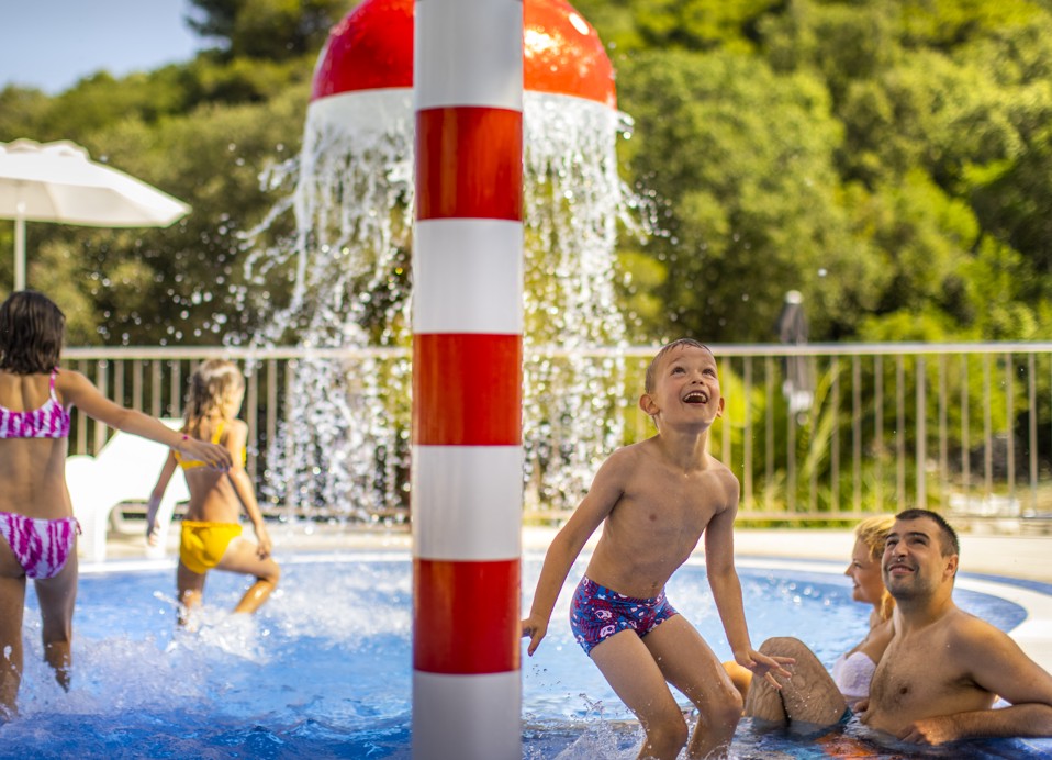 Kind spielt am Pool im Aminess Vival Port9 Resort in Korcula.