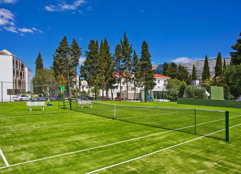 Well-maintained tennis court available for guests near Holiday Homes at Port9 Planet Camping by Aminess.