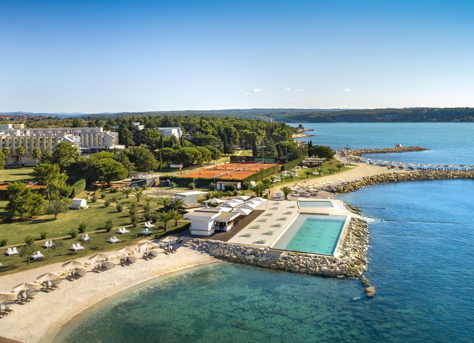 Pogled iz zraka na plažu i bazene u hotelu Aminess Maradiso Laguna, Novigrad Hrvatska