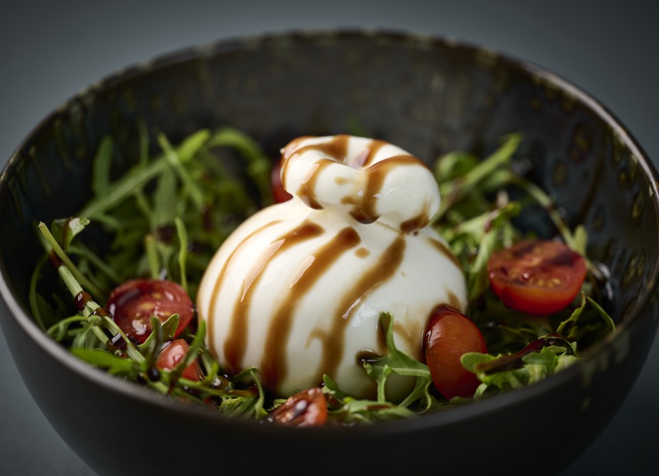 Svježa salata s burrata sirom, cherry rajčicama i balzamičnim preljevom poslužena u restoranu Il Cantuccio u Port9 Planet Camping by Aminess.