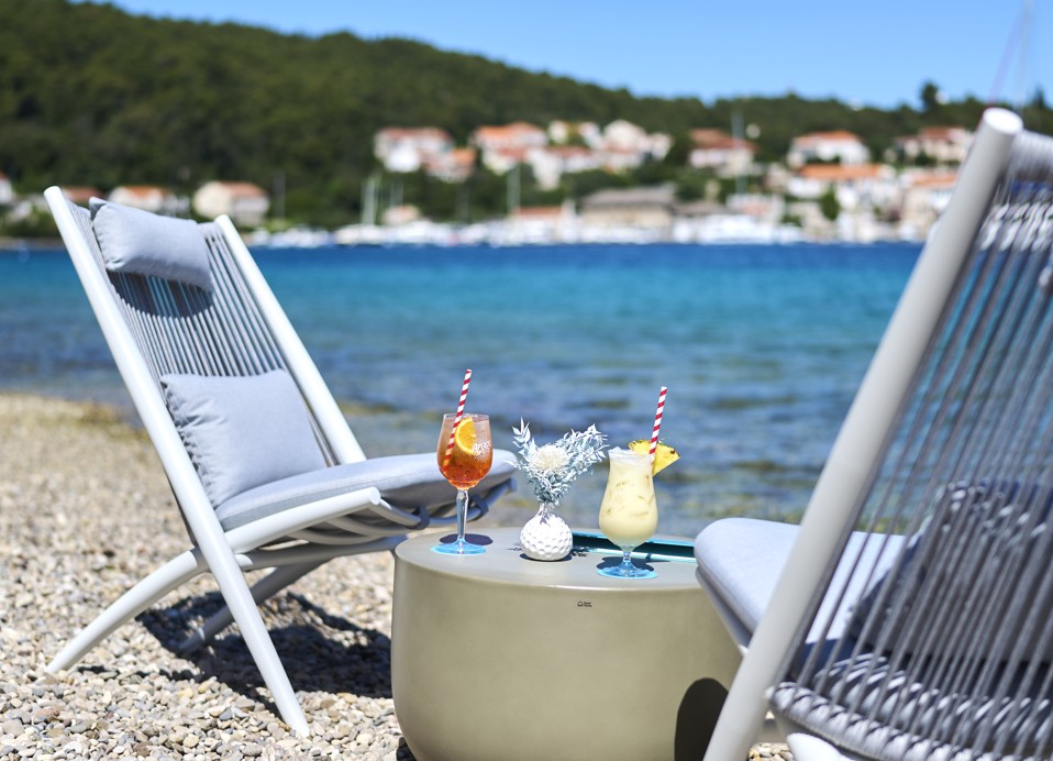Očaravajući pogled s Punto Mare zone za zabavu i plažu na otoku Korčula unutar resorta, blizu Port9 Planet Camping by Aminess.