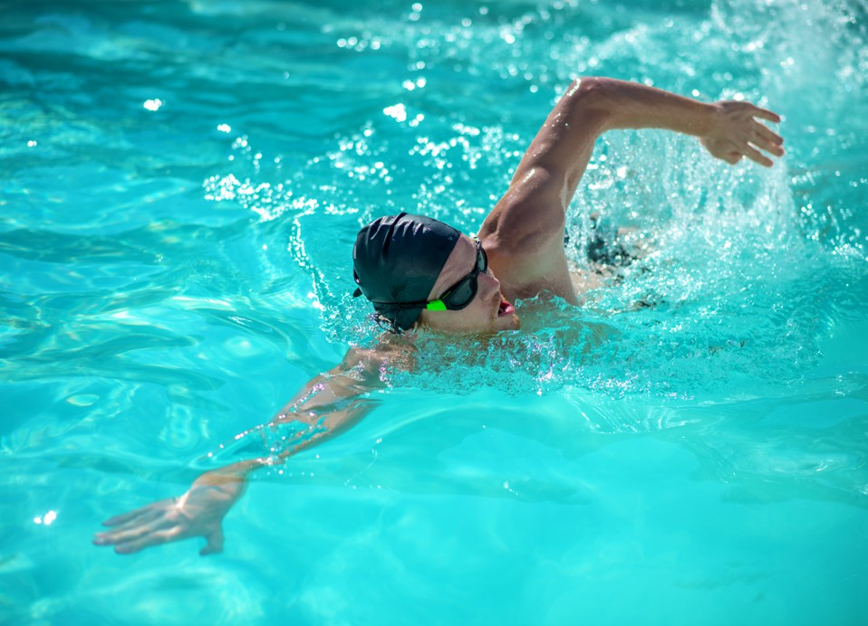 Uomo che nuota nel mare di fronte all'hotel Aminess Laurel Khalani.